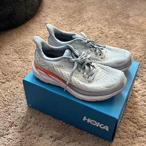Hokas Clifton 8
